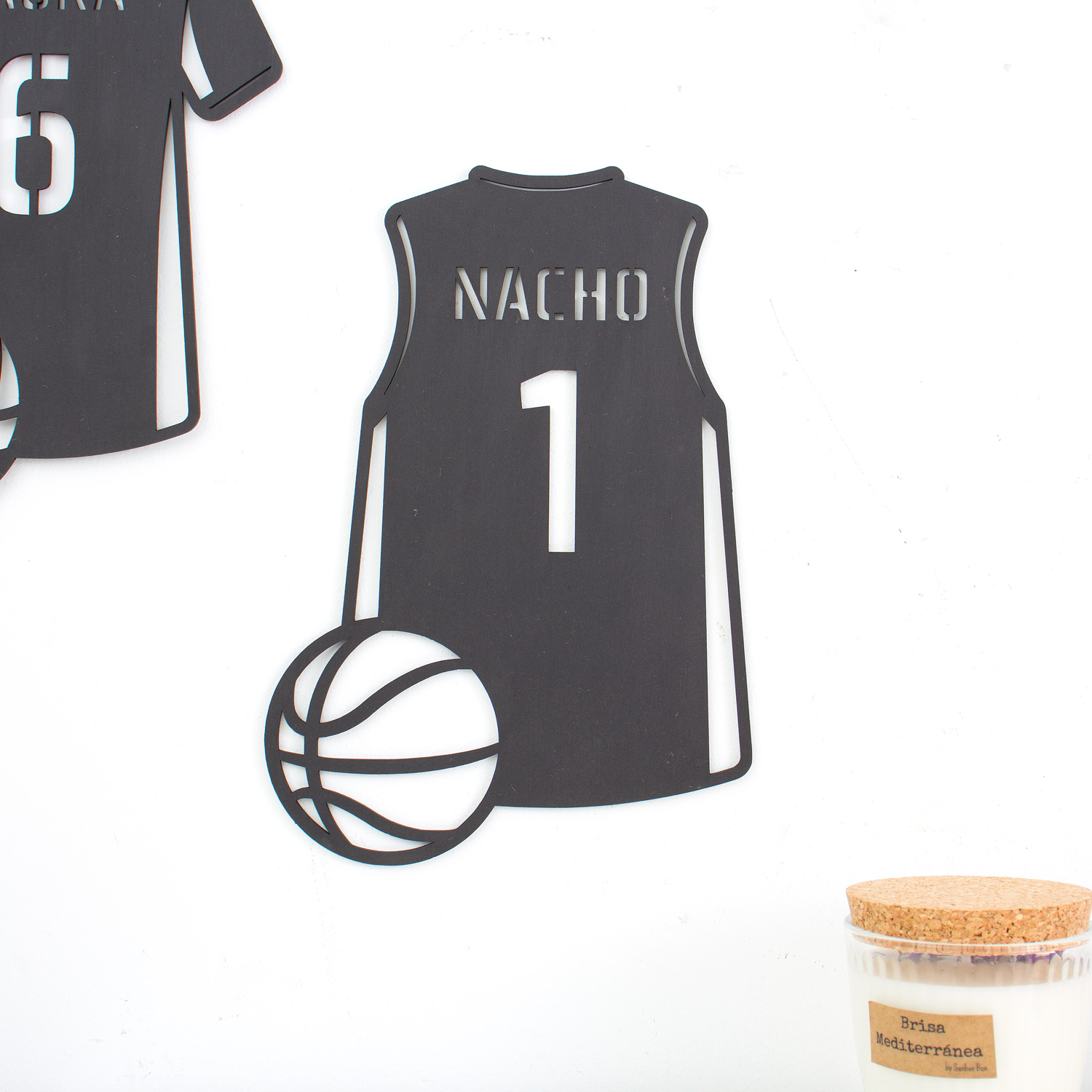 Camiseta-deportiva-personalizada-madera-pared-1