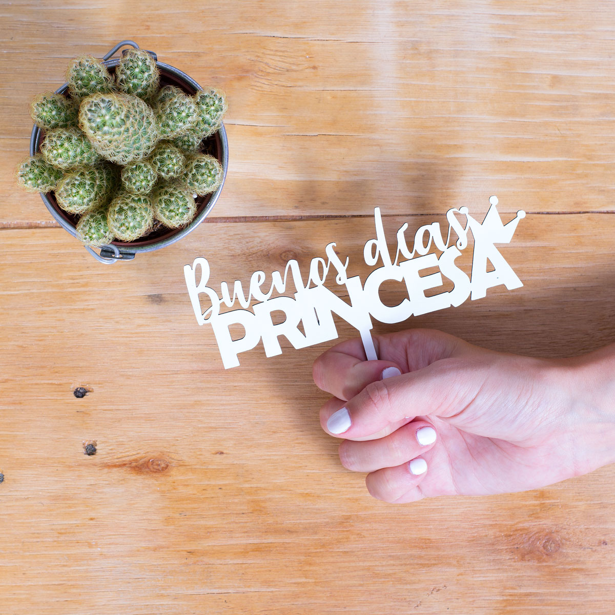 topper-cupcake-sobre-madera